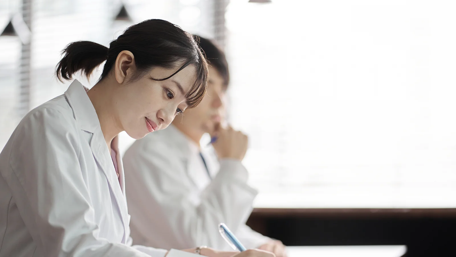 研究員がノートを取っている様子